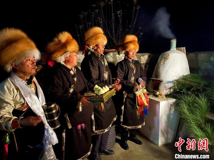 圖為除夕之夜進行的驅(qū)鬼儀式?！∪轿木?攝