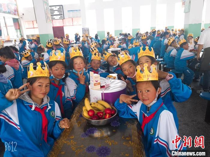 圖為加查縣安繞鎮(zhèn)小學(xué)學(xué)生集體過(guò)六一兒童節(jié)?！“怖@鎮(zhèn)小學(xué)供圖