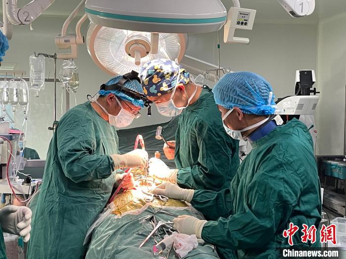 圖為在北京援藏醫(yī)療隊(duì)專家指導(dǎo)下，多項(xiàng)新技術(shù)使用到脊柱疾病的手術(shù)中。(資料圖) 拉薩市人民醫(yī)院脊柱外科供圖