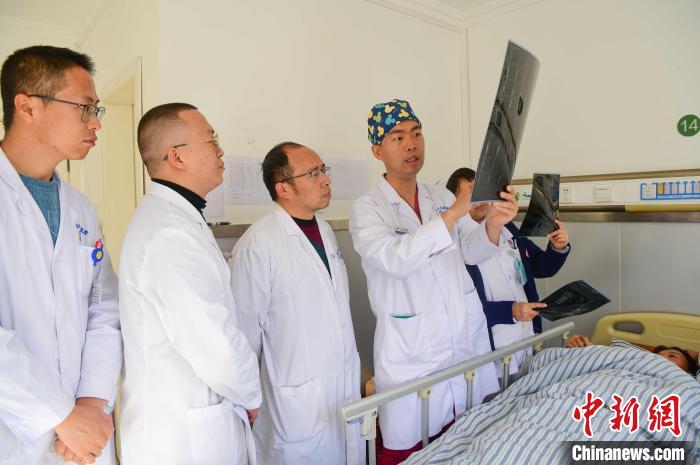 圖為醫(yī)療援藏專家何蔚(站右二)與馮敬云(左二)、廖濤(左三)等人討論患者病情。(資料圖) 貢嘎來松 攝