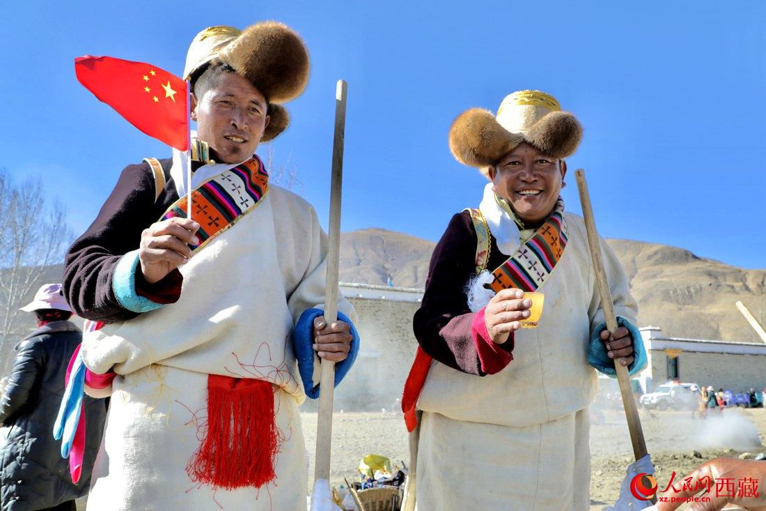 互敬青稞酒，祈福一年的豐收。人民網(wǎng) 次仁羅布攝