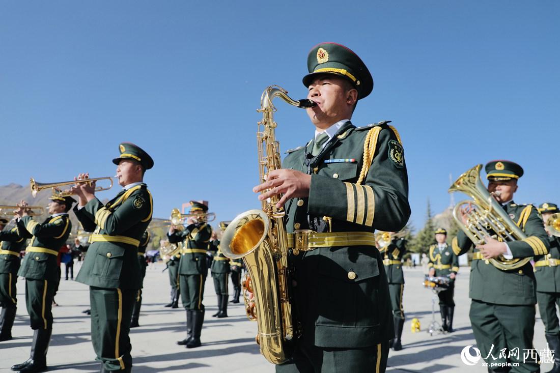 軍區(qū)文工團(tuán)奏響國歌。人民網(wǎng) 次仁羅布攝