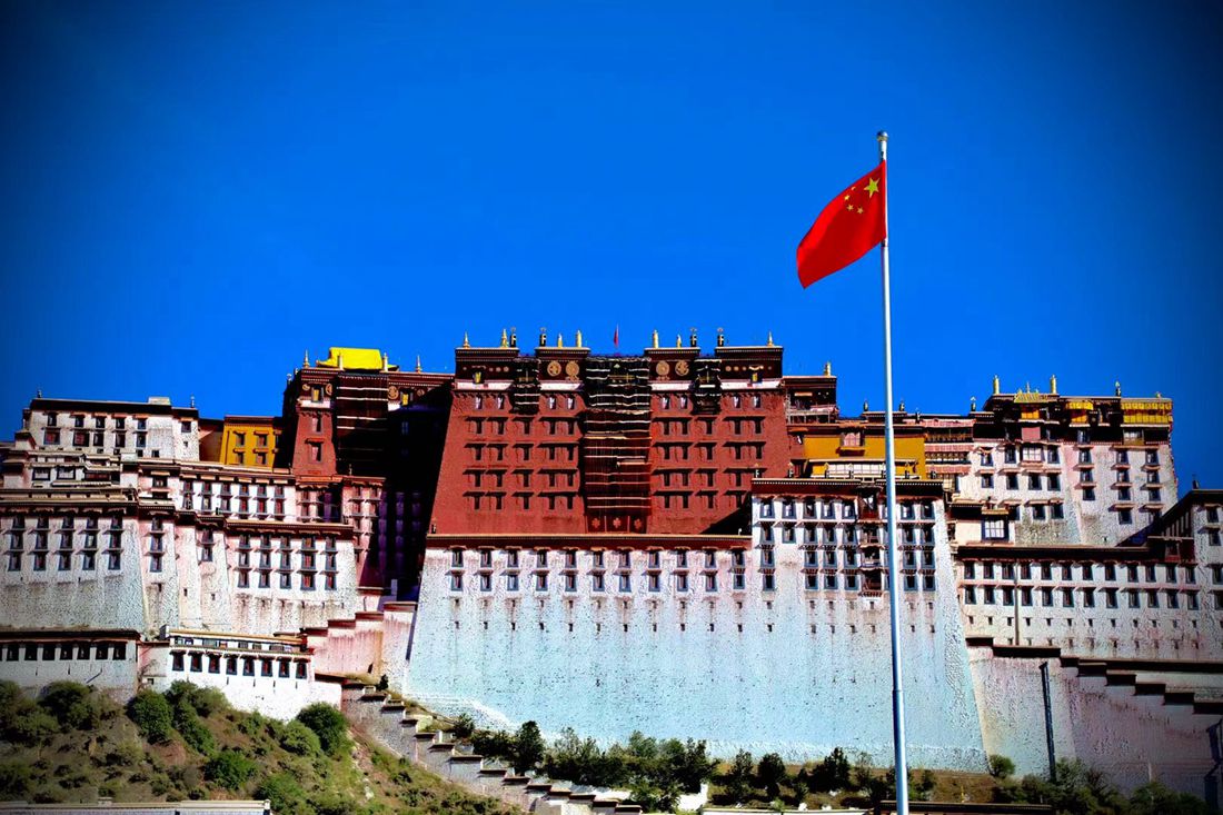 五星紅旗迎風(fēng)飄揚(yáng)。人民網(wǎng) 次仁羅布攝