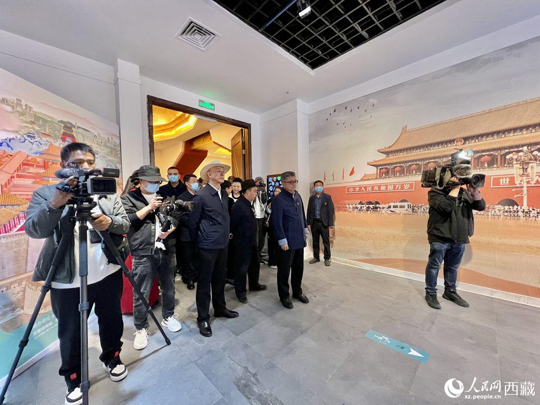參觀《“讀城——大美北京”西藏巡展》展廳。 人民網(wǎng) 次仁羅布攝