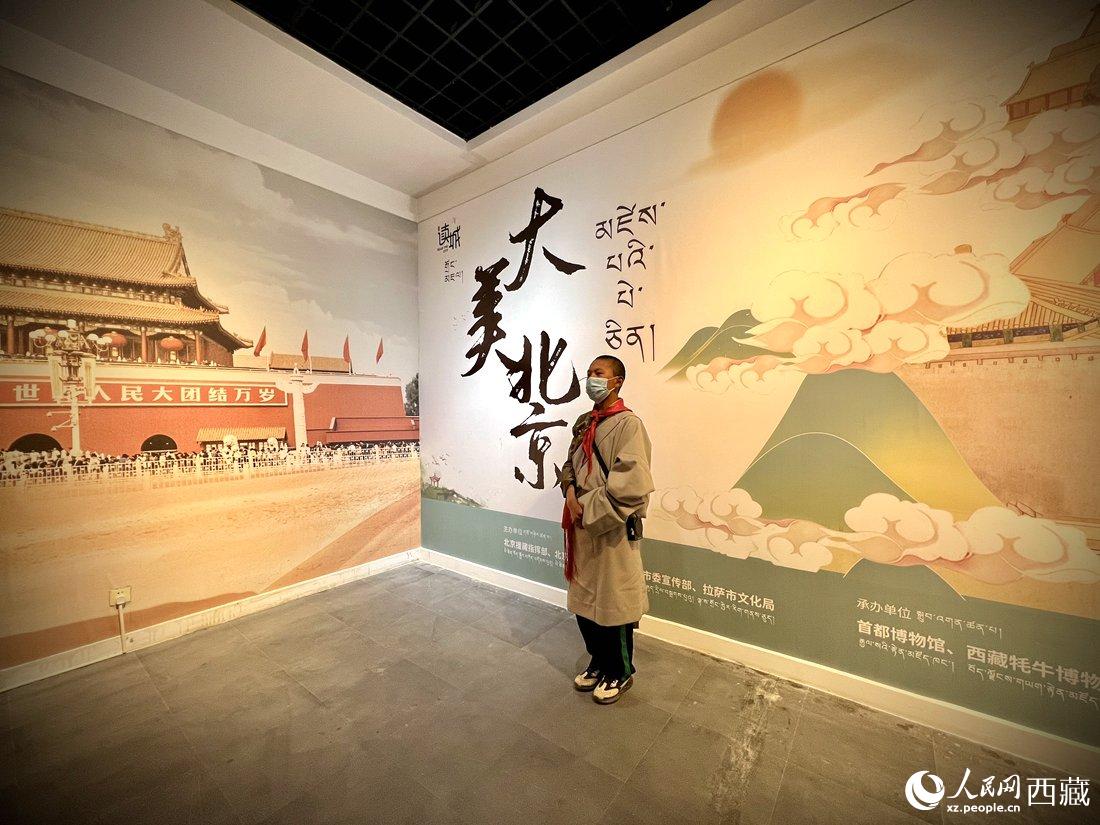 拉薩市北京實(shí)驗(yàn)中學(xué)的學(xué)生講解員進(jìn)行講解。人民網(wǎng) 次仁羅布攝