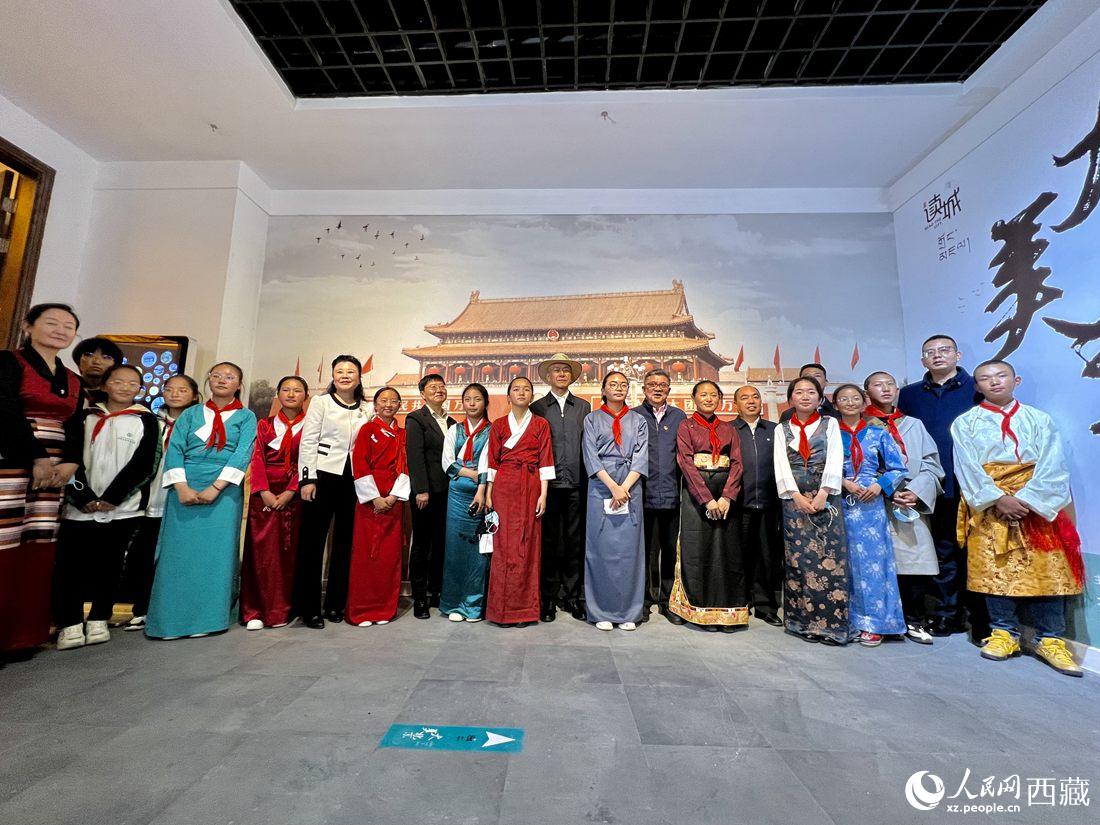 合影留念。人民網(wǎng) 次仁羅布攝