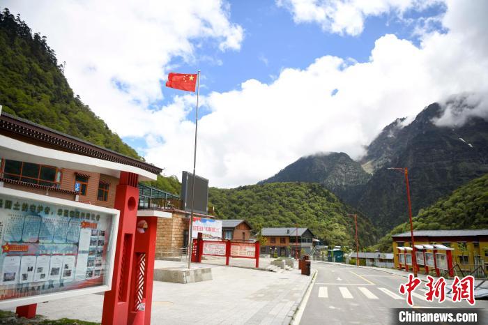 玉麥鄉(xiāng)內(nèi)道路變成了硬化路?！钊A峰 攝