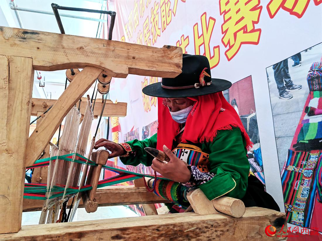 紡織手藝展示。人民網(wǎng) 李海霞攝