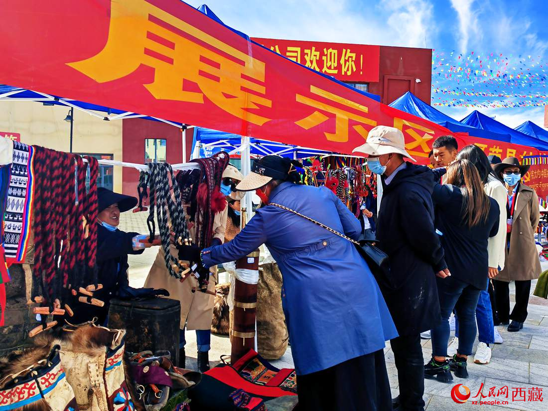 技能大賽現(xiàn)場(chǎng)引來(lái)不少客戶。人民網(wǎng) 李海霞攝