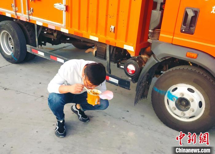 由于沿路疫情原因，閆光宇和朋友只能在服務(wù)區(qū)簡餐?！∴嵟?攝