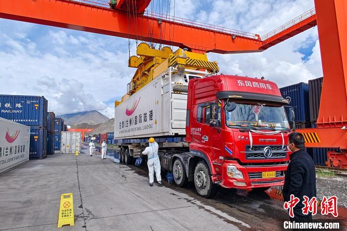 援助物資卸車現(xiàn)場(chǎng)?！F青藏集團(tuán)有限公司拉薩車務(wù)段 供圖