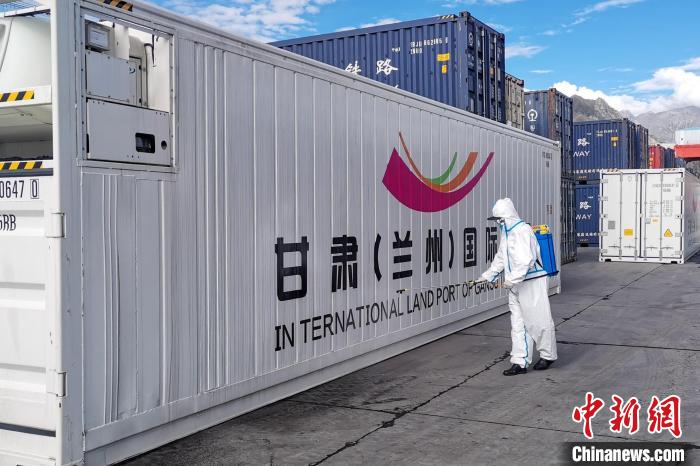 9月9日，甘肅省援助拉薩700噸生活物資“乘冷鏈專列”抵達(dá)拉薩?！F青藏集團(tuán)有限公司拉薩車務(wù)段 供圖