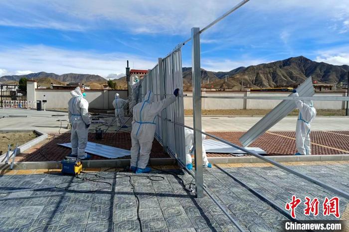 西藏金塔建設集團有限公司職工支援日喀則方艙建設?！∈茉L者供圖