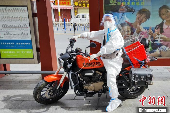圖為西藏阜康醫(yī)療工作人員騎摩托為居家防疫市民送藥?！∈茉L者供圖
