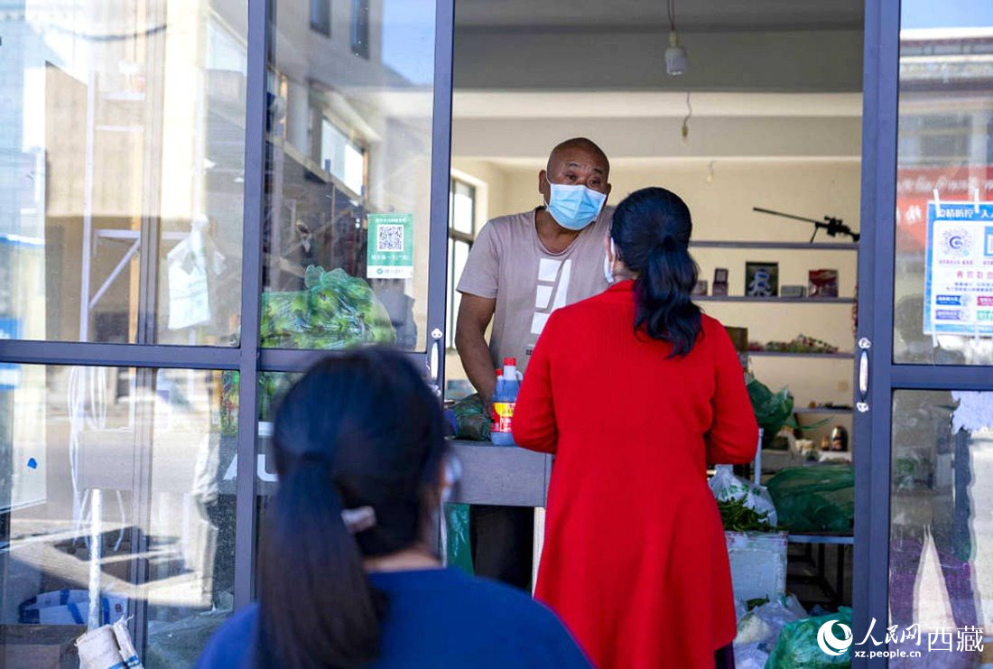 市民們有序排隊(duì)購買早餐。人民網(wǎng) 次仁羅布攝