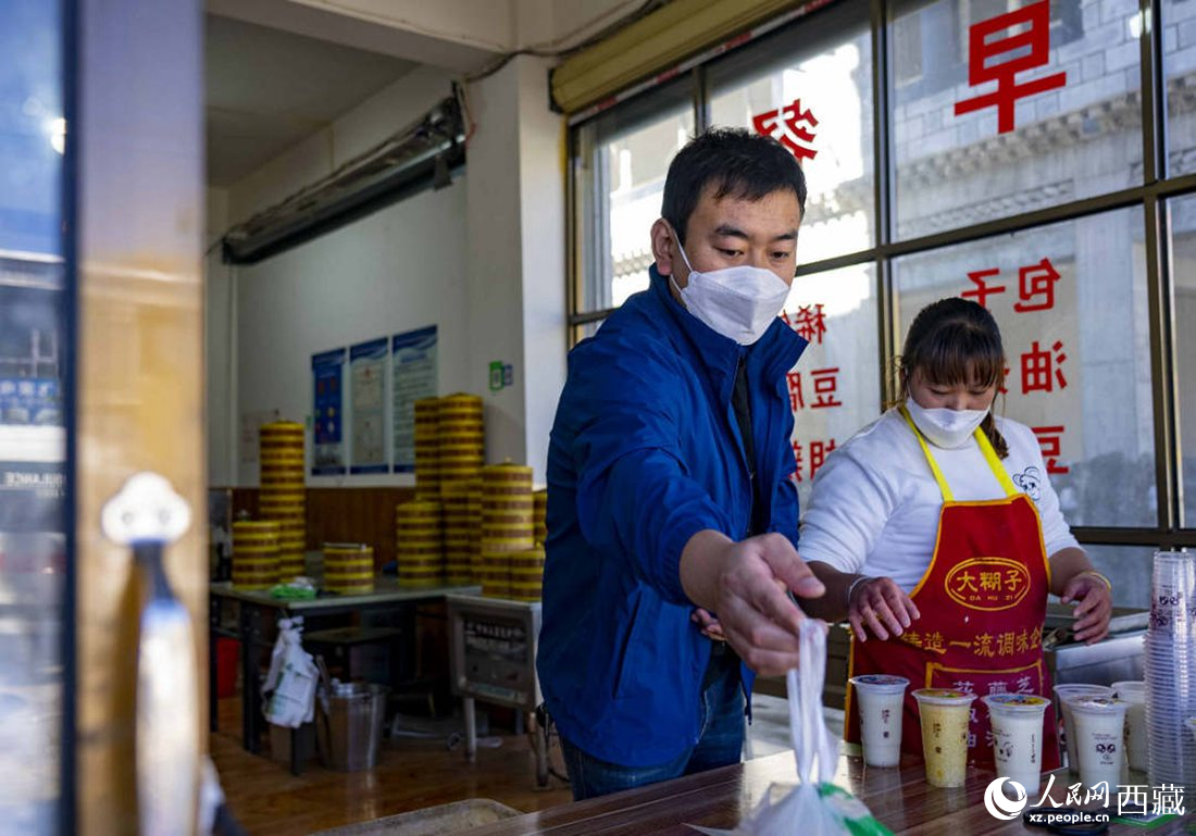 市民購買早餐。人民網(wǎng) 次仁羅布攝