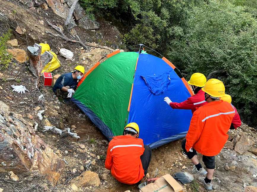 9月15日，電力施工人員正在施工點附近搭建暫居帳篷。白瑪多吉攝