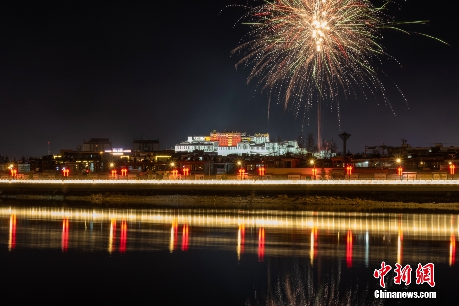 資料圖為2022年3月1日，拉薩迎來(lái)藏歷新年“古突夜”，煙花與被燈光照亮的布達(dá)拉宮交相輝映。 <a target='_blank' href='/'><p  align=