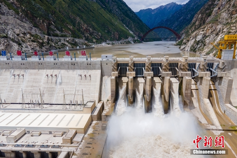 資料圖為2021年8月7日，西藏山南雅魯藏布江上的藏木水電站。（無(wú)人機(jī)畫(huà)面） <a target='_blank' href='/'><p  align=