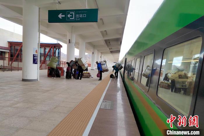 乘客乘復工專列抵達日喀則?！±_車務段 供圖