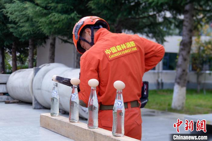 西藏林芝森林消防技能大練兵現(xiàn)場，消防員使用液壓鉗夾取雞蛋?！钣例?攝