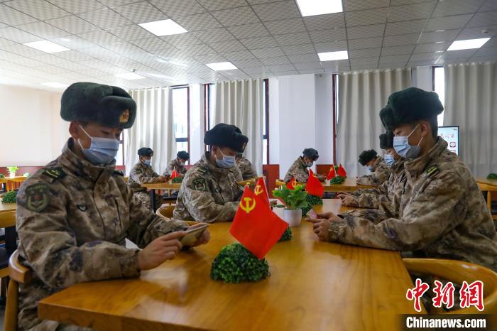 圖為阿里軍分區(qū)某邊防團(tuán)組織官兵通過(guò)手機(jī)收聽收看二十大開幕盛況。　劉曉東供圖
