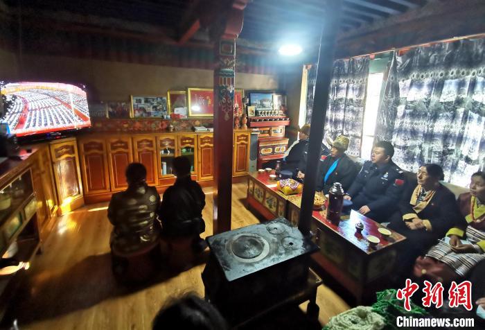 圖為西藏普蘭出入境邊防檢查站斜爾瓦執(zhí)勤點(diǎn)移民管理警察與駐地民眾一起收看二十大開幕盛況?！」鶗怨?攝