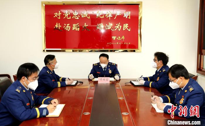 圖為西藏森林消防總隊(duì)在二十大開幕會(huì)結(jié)束后組織學(xué)習(xí)討論。　西藏森林消防總隊(duì)供圖