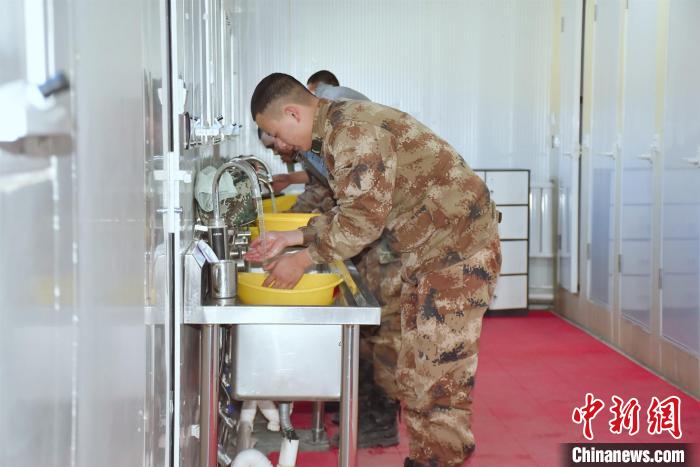 圖為阿里軍分區(qū)某邊防團官兵在新建水房洗漱?！詵| 攝