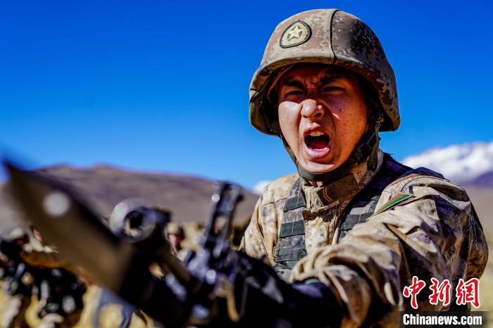 官兵正在進(jìn)行刺殺操訓(xùn)練。　西藏山南軍分區(qū)某團(tuán)供圖