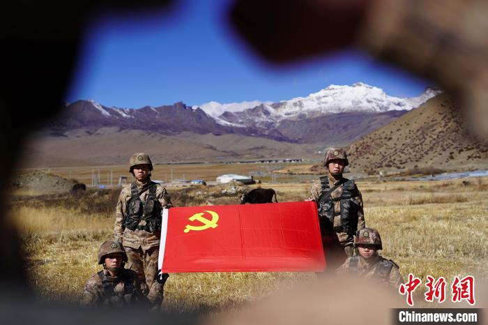 指導(dǎo)員楊磊帶領(lǐng)官兵重溫入黨誓詞。　西藏山南軍分區(qū)某團(tuán)供圖