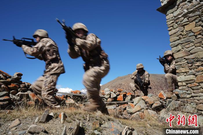 官兵正在進(jìn)行戰(zhàn)術(shù)綜合訓(xùn)練。　西藏山南軍分區(qū)某團(tuán)供圖