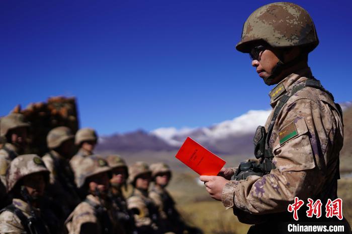 訓(xùn)練間隙，楊磊正在為官兵作宣講。　西藏山南軍分區(qū)某團(tuán)供圖
