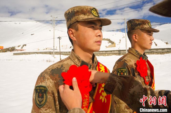 退伍老兵合照留念?！∥鞑厣侥宪姺謪^(qū)某團(tuán)供圖