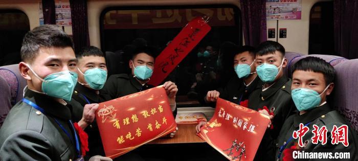 退伍老兵在退伍專列上合影留念?！∥鞑厣侥宪姺謪^(qū)某團(tuán)供圖
