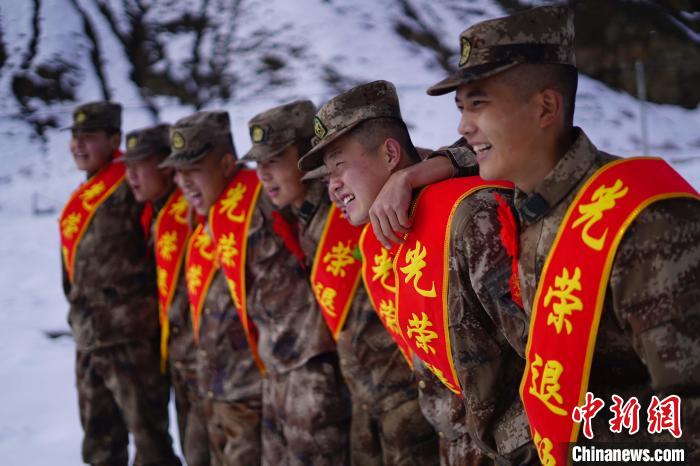 退伍老兵合照留念?！∥鞑厣侥宪姺謪^(qū)某團(tuán)供圖