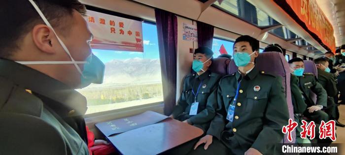 退伍老兵乘坐在退伍專列。　西藏山南軍分區(qū)某團(tuán)供圖
