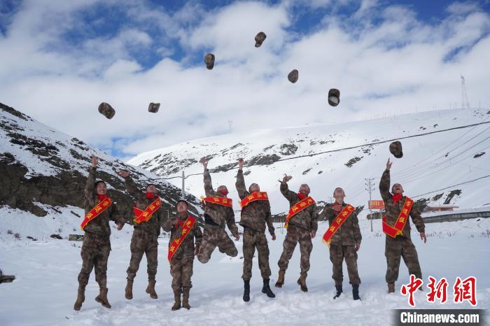 退伍老兵飛帽留念。　西藏山南軍分區(qū)某團(tuán)供圖