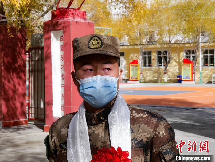 圖為什布奇邊防連退伍老兵臨別前再看一眼連隊(duì)。　劉曉東 攝