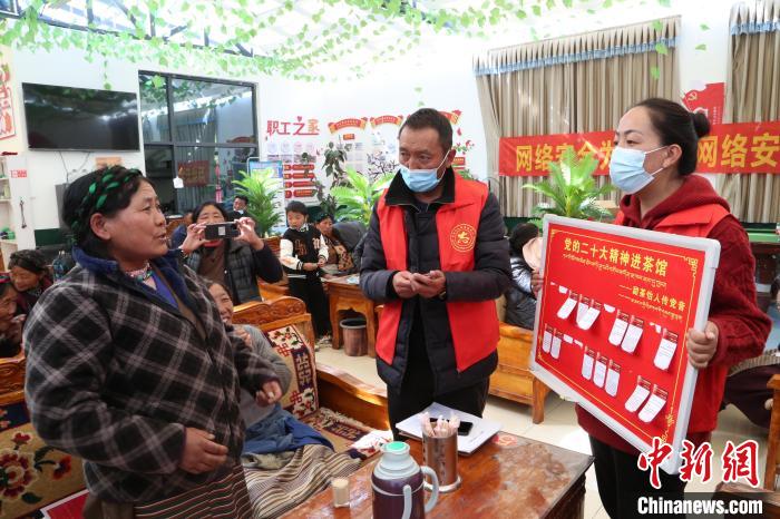 圖為瓊結(jié)縣村民參與問答?！愔闈扇?攝