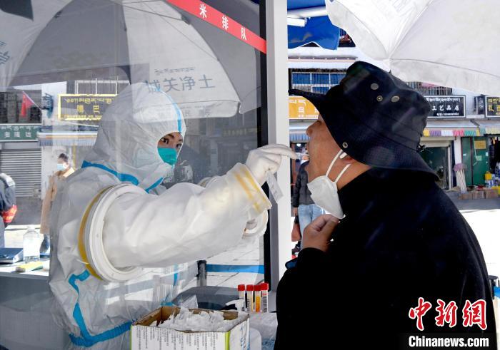 12月7日，拉薩市民正在進(jìn)行核酸檢測(cè)?！±盍?攝