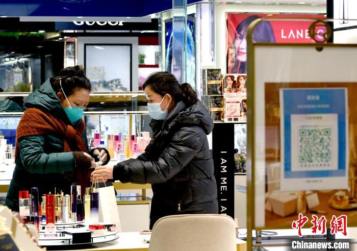 12月7日，拉薩，市民掃碼進(jìn)入拉薩百貨大樓選購護(hù)膚品?！±盍?攝