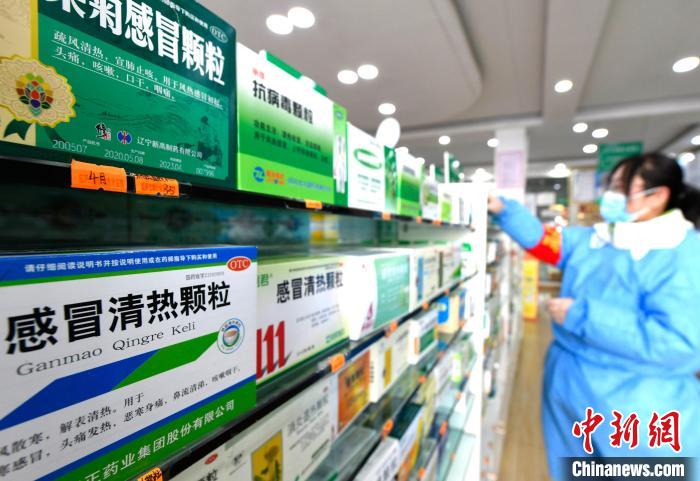 12月7日，拉薩宇拓路一藥店工作人員正在整理店內(nèi)的感冒類藥品?！±盍?攝