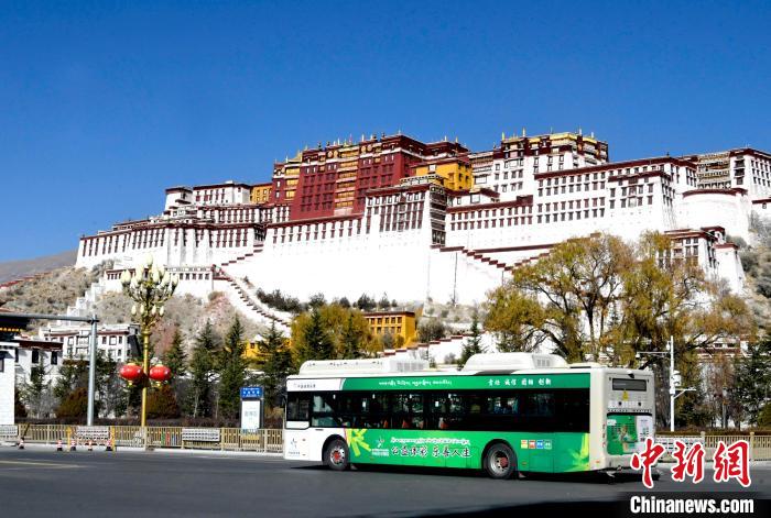 12月7日，一輛公交車從拉薩市城關(guān)區(qū)北京中路駛過。　李林 攝