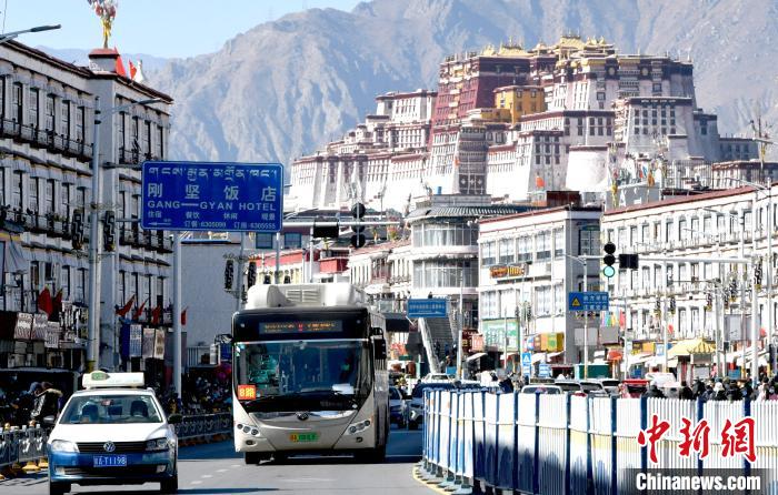 12月7日，一輛公交車從拉薩市城關(guān)區(qū)北京東路駛過?！±盍?攝