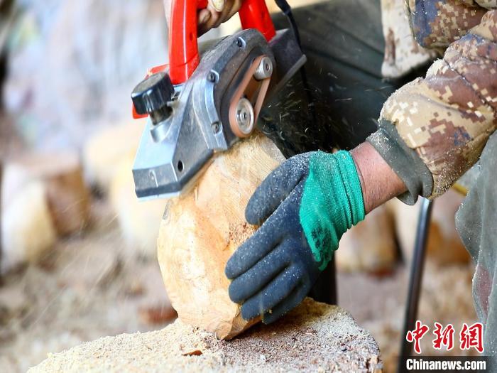 圖為手工藝人正在制作木碗?！〉录?　攝
