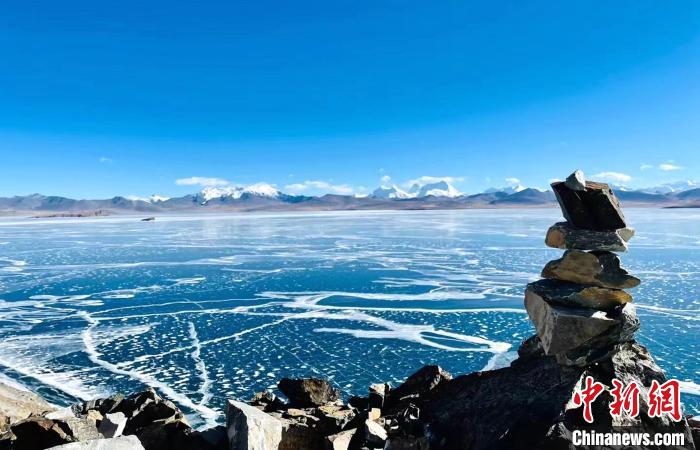圖為普瑪江塘鄉(xiāng)境內(nèi)的雪山、冰湖美景。　浪卡子縣網(wǎng)信辦供圖