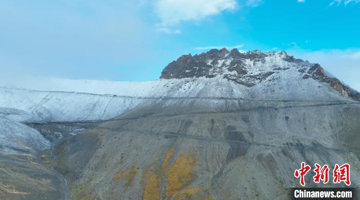 圖為邊壩縣降雪時夏貢拉山段路況?！∵厜慰h融媒體中心供圖