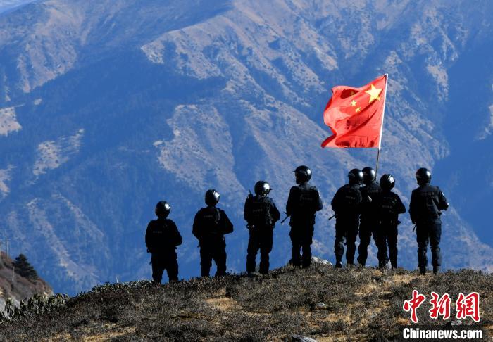 1月6日，移民警察在執(zhí)勤。　李林 攝