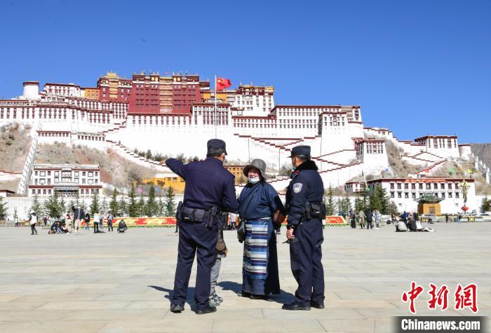 圖為1月23日，布達(dá)拉宮廣場(chǎng)派出所民警正在回答民眾咨詢。　貢嘎來(lái)松 攝
